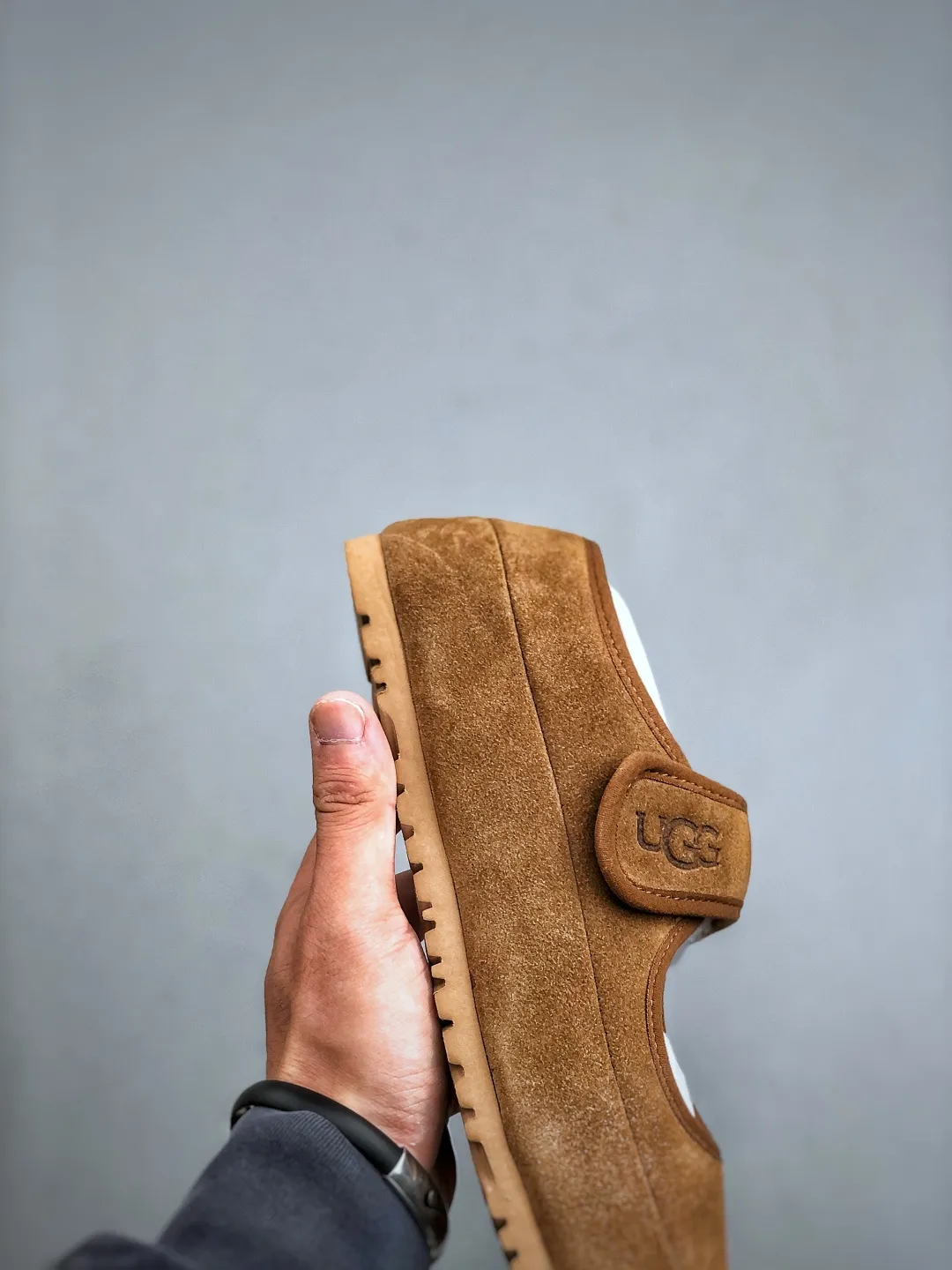 Local self-pickup 💰520 supports store release. The best-selling model on the entire network at the end of the year, UGG Mary Jane Mule slippers, 1.5CM thin sole, women's model, Xiaohongshu hot model, produced by a major foreign trade factory in Guangzhou, from toe to insole, real sheep fur, independent outer box packaging, craftsmanship, different from any version on the market, 1.5Ccm thin sole, independent original development of outsole, cashmere insole, keeping warm in winter, going out, and a very suitable choice for home use. This year uug launches a style series Partly catered to the preferences of young consumers, it has also moved to the forefront of fashion trends. Shoe body material: suede upper, 17mm UGGPURE™ implanted wool insole, lightweight non-slip and comfortable rubber outsole, with brand LOGO and trademark, with full packaging Size: 35-40